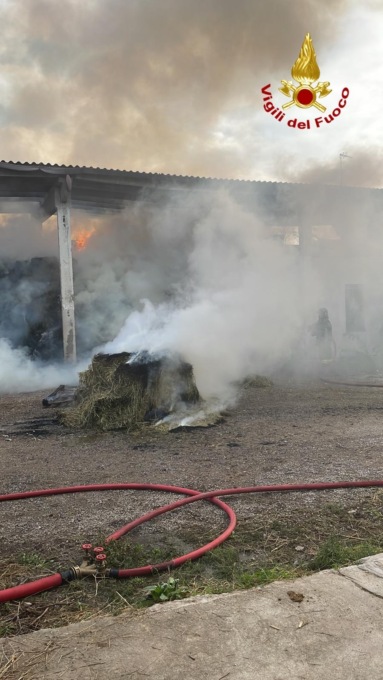 Incendio in cascina: in fumo 70 balle di fieno