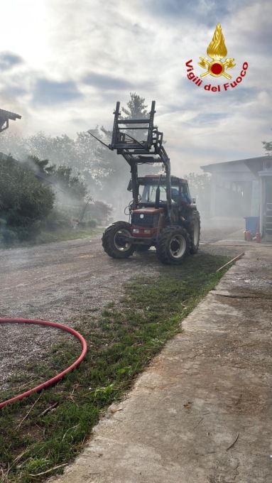 Incendio in cascina: in fumo 70 balle di fieno