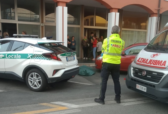 85enne precipita in strada dalla mansarda: morto sul colpo