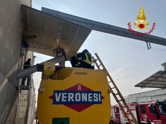 Cade in una cisterna di cereali, soccorso in codice rosso