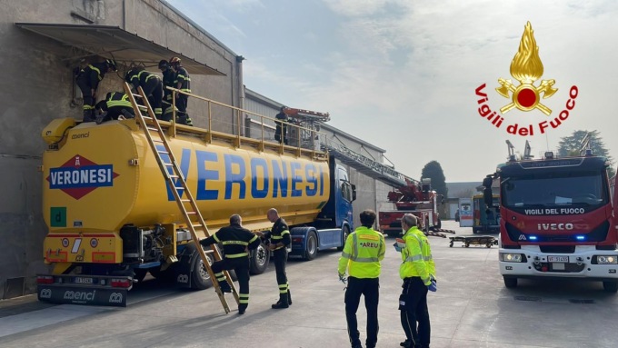 Cade in una cisterna di cereali, soccorso in codice rosso
