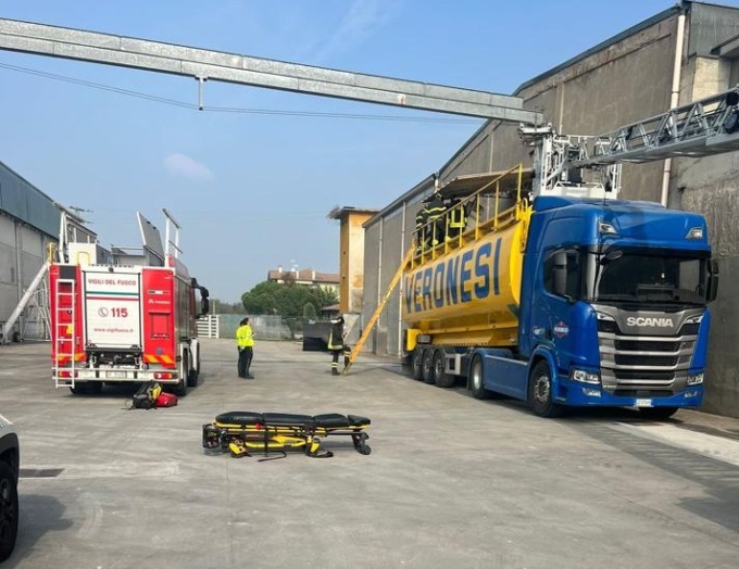 Cade in una cisterna di cereali, soccorso in codice rosso