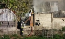 A fuoco rifiuti abbandonati in una ditta: pompieri al lavoro per spegnere il rogo
