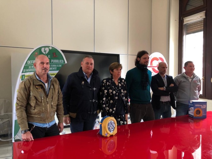 I giostrai regalano un defibrillatore alla comunità