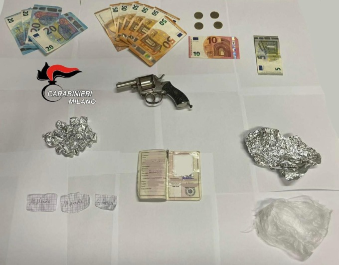 24enne con documento falso: nascondeva droga e una pistola