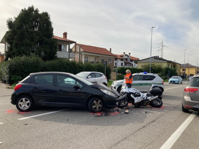 Scontro tra una macchina e una moto lungo la ex Statale 11