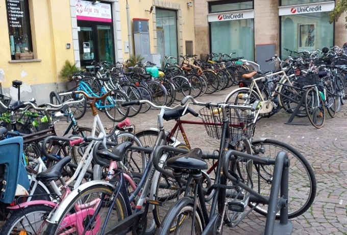 I ciclisti chiedono più rastrelliere per parcheggiare la loro bici
