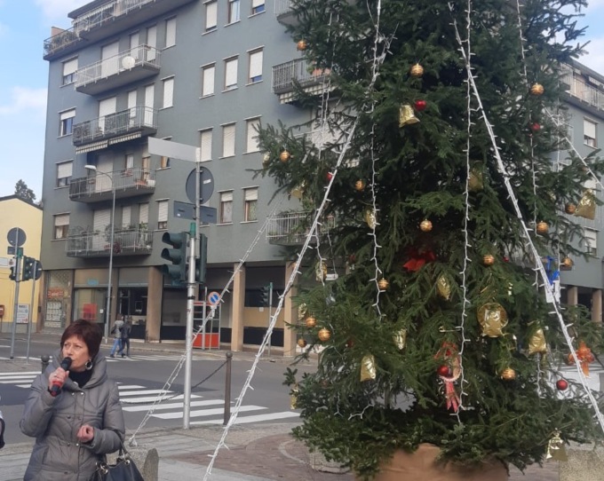 Albero di Natale da 5mila euro…ma si diminuiscono le luminarie in paese