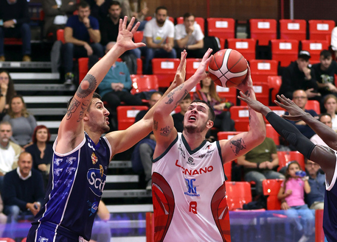 Basket, Legnano approssimativa, Pavia festeggia