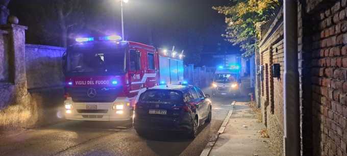 Accoltellato in via Dante, ma è un mistero