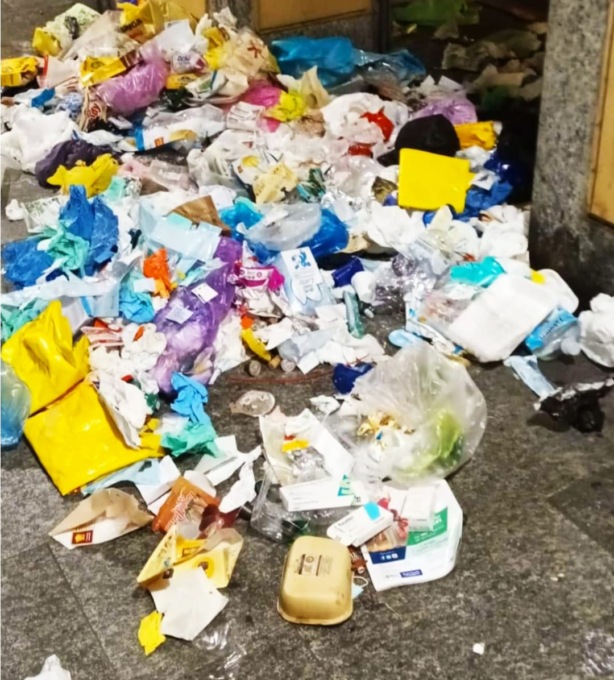 Sindaco furioso: “Se ti becchiamo pulirai le strade per tre giorni”