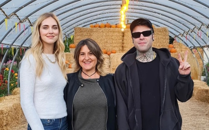 Fedez e Chiara Ferragni ancora tra le zucche in paese