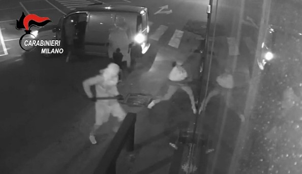 Quattordici furti in bar e sale slot: due arresti e cinque ricercati