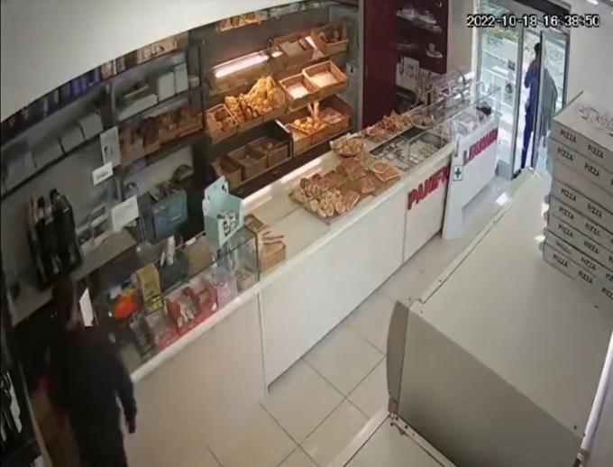 Finto cliente distrae la panettiera e il complice svuota la cassa