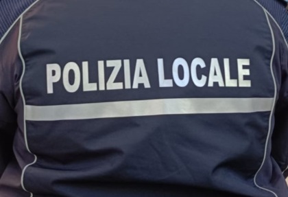 Fugge dalla Polizia Locale e si schianta contro una casa: auto in fiamme