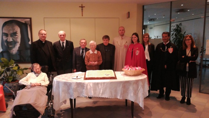 Famiglia Legnanese in visita alle rsa cittadine per festeggiare gli ospiti più anziani