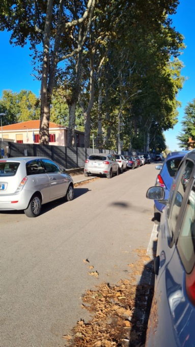 Vighignolo, parcheggio selvaggio fuori scuola