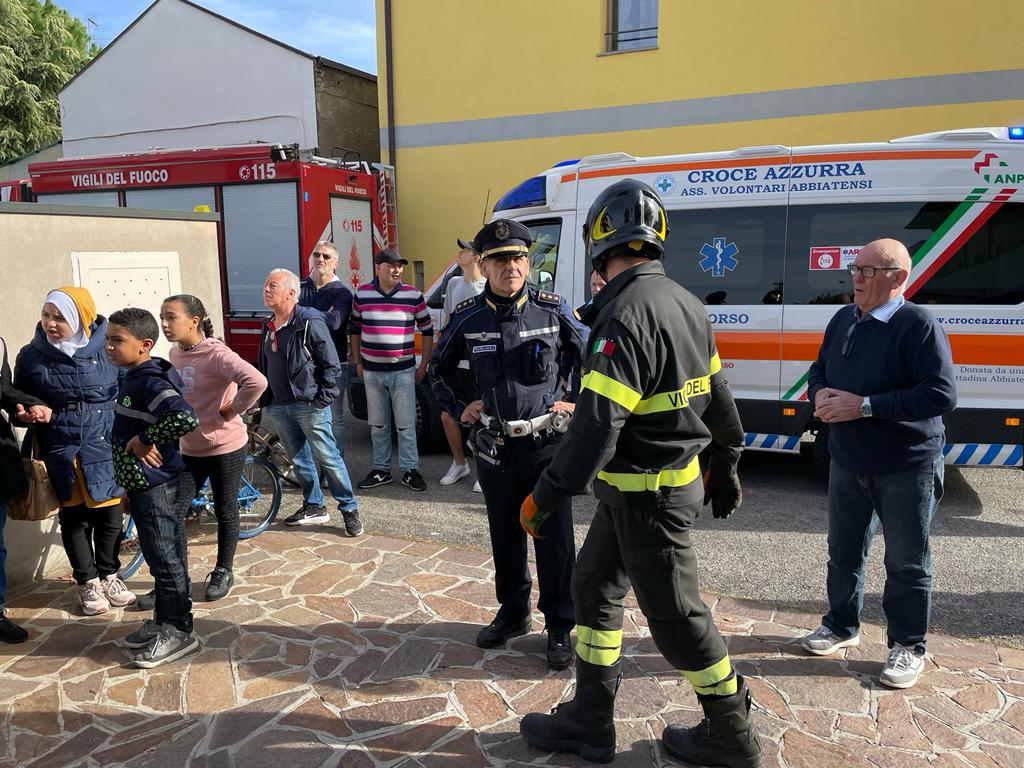 abbiategrasso paracadutisti precipitano al suolo durante celebrazione battaglia el alamein