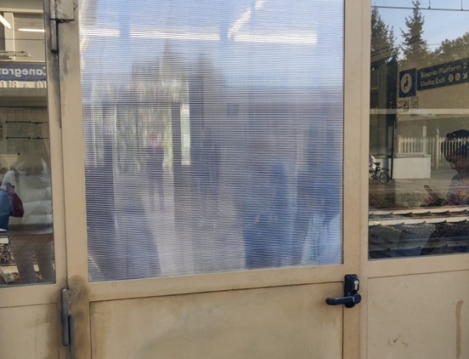 Vandalismi in stazione, è caccia ai responsabili