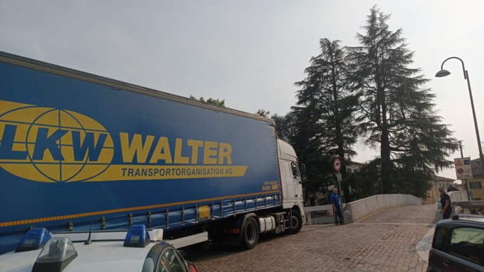 Tir bloccato sul ponte del Naviglio