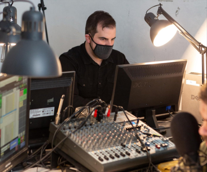 Studenti fuori dalle aule per lezioni di .. radio