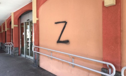 La "Z" appare in paese: la condanna del Comune