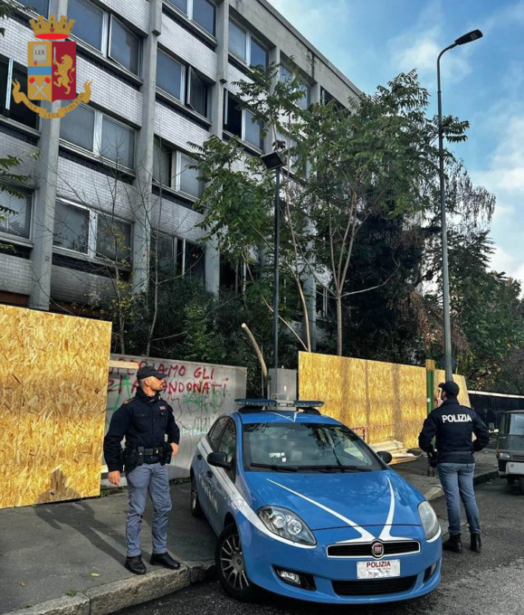 La Polizia sgombera palazzo abbandonato