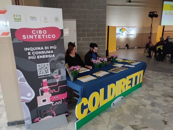 Coldiretti: raccolta firme contro la carne sintetica