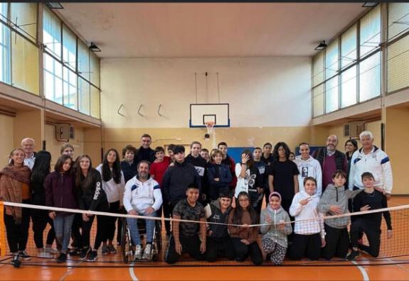 A scuola di tennis in carrozzina con il campione italiano Giovanni Zeni