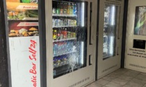 Vandali scatenati  contro i distributori  del Self Service Drink me