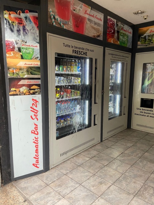 Vandali scatenati  contro i distributori  del Self Service Drink me