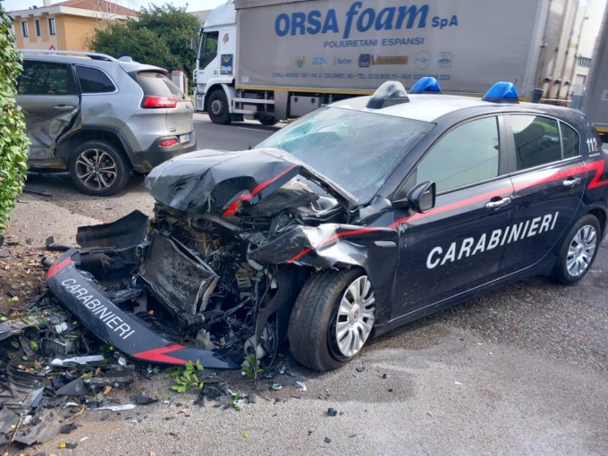 Auto dei Carabinieri si schianta durante un inseguimento