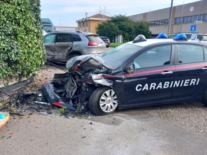 Dalle prime informazioni, ci sarebbero tre persone coinvolte nell'incidente e nessuna di loro sarebbe fortunatamente in pericolo di vita. Non si hanno notizie al momento dei fuggitivi.