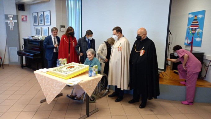 San Magno: in corso il tradizionale giro degli auguri ai cittadini più anziani