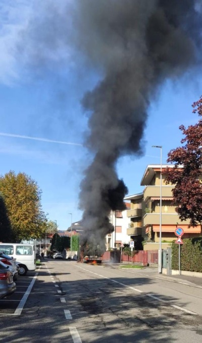 Camion in fiamme: densa nube nera fra le case