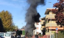 Camion in fiamme: densa nube nera fra le case
