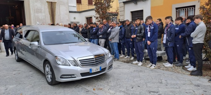 Addio "Gigante": un applauso per l'ultimo saluto a Federico Re Sartò