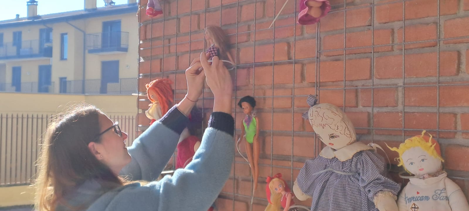 Nerviano, muro delle bambole