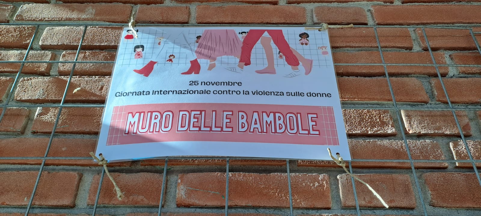 Nerviano, muro delle bambole