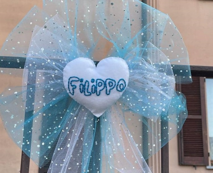 Ladri rubano il fiocco azzurro del neonato, la mamma: “Ridatecelo”