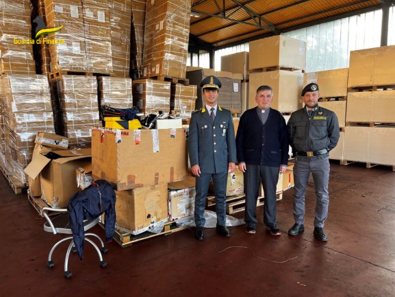 Migliaia di scarpe e indumenti sequestrati donati ai più poveri