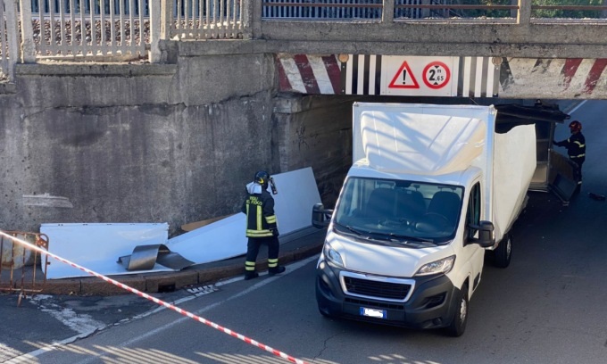 Furgone Incastrato Nel Sottopasso: Arriva L'ambulanza - Prima Milano Ovest