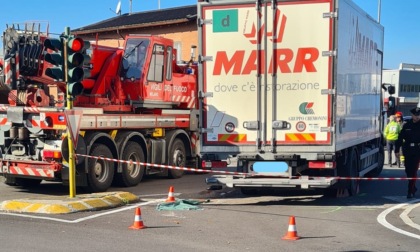 80enne investito da un camion: è morto sul colpo