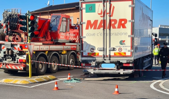 80enne investito da un camion: è morto sul colpo
