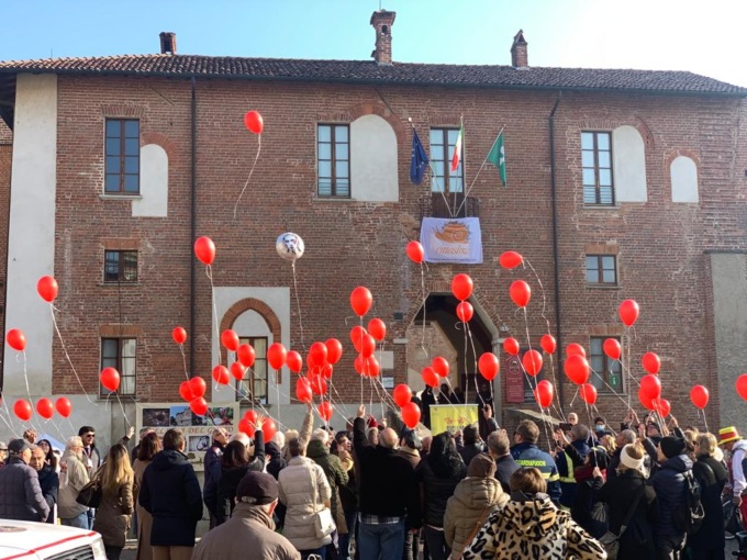Palloncini rossi  in cielo per ricordarle