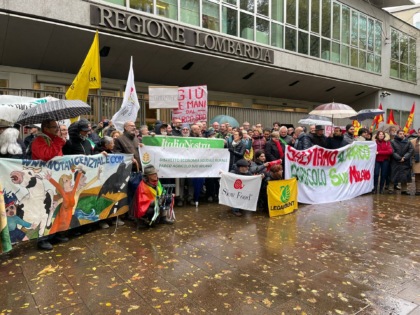 Sindaci in protesta per il Parco Sud a Milano al Pirellone