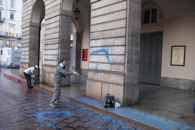 Blitz ambientalista alla Scala: “La politica ci deve ascoltare, non c’è più tempo”