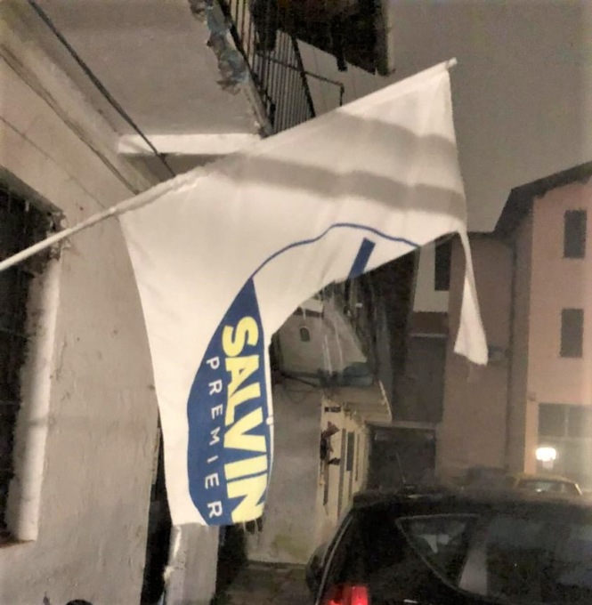 Strappata la bandiera della Lega