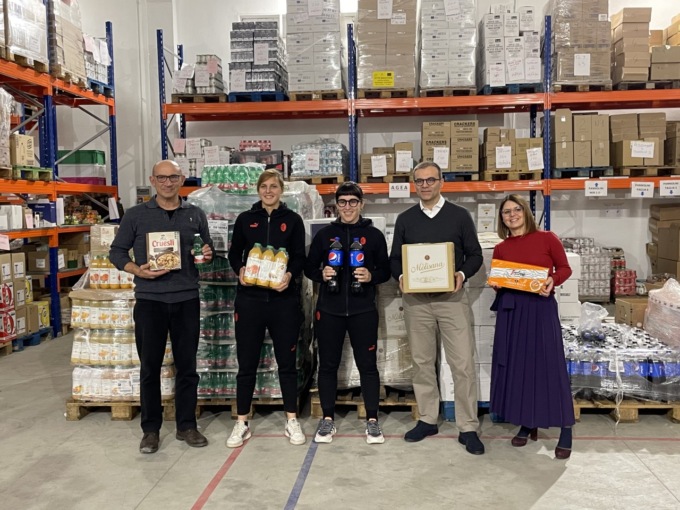 L’Ac Milan dona otto bancali di generi alimentari a La Rotonda di Baranzate