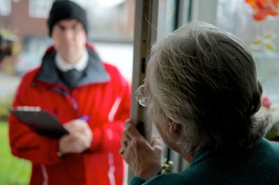 Pensionati fanno scappare due truffatori dell’acqua al mercurio